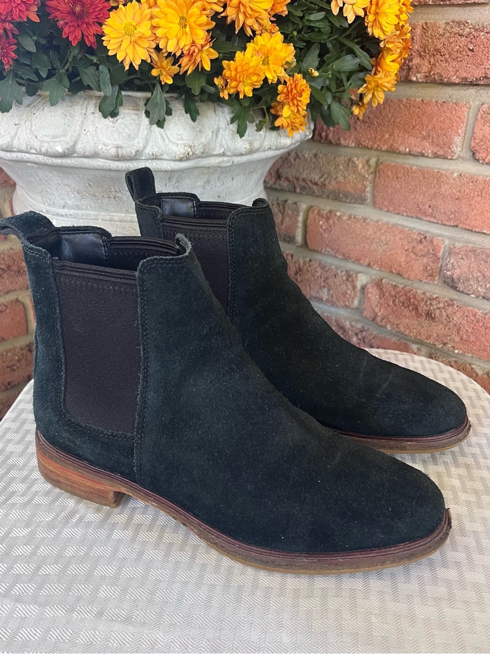 Clarks Suede Chelsea Ankle Boots Black - 9